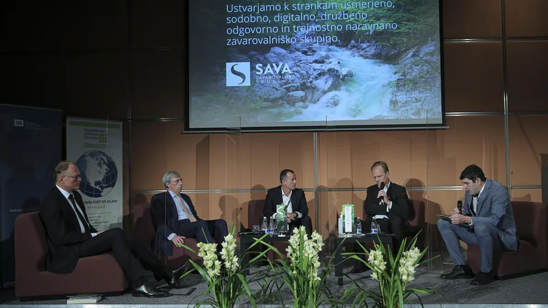 Fotografija: Na prvem panelu so razpravljali Janez Škrabec, direktor podjetja Riko, mag. Sibil Svilan, predsednik uprave SID banke, Enzo Smrekar, podpredsednik Skupine Atlantic Grupa za delikatesne namaze, Donat in internacionalizacijo ter glavni direktor Atlantic Droge Kolinske, ter Marko Jazbec, predsednik uprave Save Re, in moderator Janez Tomažič (Delo). FOTO: Jože Suhadolnik/Delo