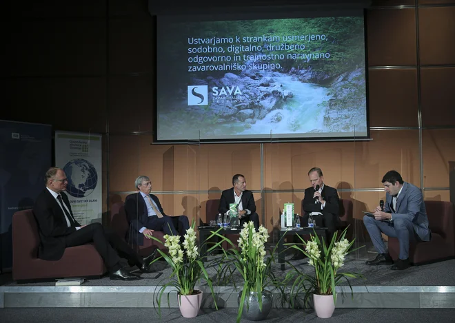 Na prvem panelu so razpravljali Janez Škrabec, direktor podjetja Riko, mag. Sibil Svila<strong>n</strong>, predsednik uprave SID banke,&nbsp;Enzo Smrekar, podpredsednik Skupine Atlantic Grupa za delikatesne namaze, Donat in internacionalizacijo ter glavni direktor Atlantic Droge Kolinske, ter Marko Jazbec, predsednik uprave Save Re, in moderator Janez Tomažič (Delo). FOTO:&nbsp; Jože Suhadolnik/Delo