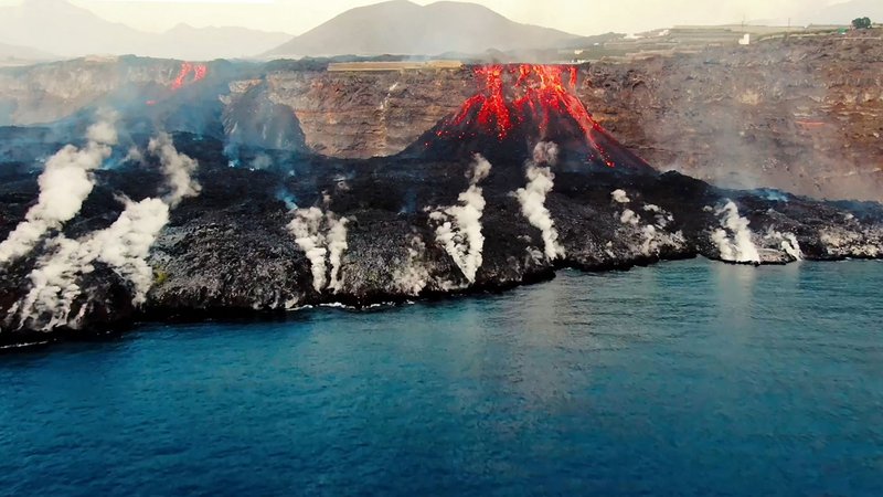 Fotografija: Pogled na delto, ki je nastala iz lave vulkana Cumbre Vieja na otoku La Palma. Kot kaže, se vulkan še nekaj časa ne bo umiril. FOTO: AFP
 