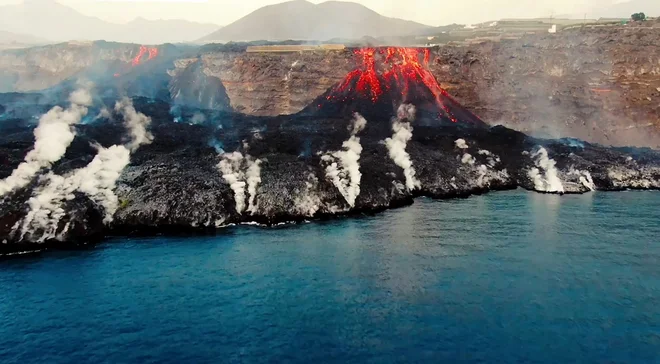 Pogled na delto, ki je nastala iz lave vulkana Cumbre Vieja na otoku La Palma. Kot kaže, se vulkan še nekaj časa ne bo umiril. FOTO: AFP<br />
