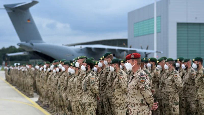 Fotografija: Vojaki nemške vojske ob vrnitvi iz Afganistana. FOTO: Hauke-Christian Dittrich/Reuters