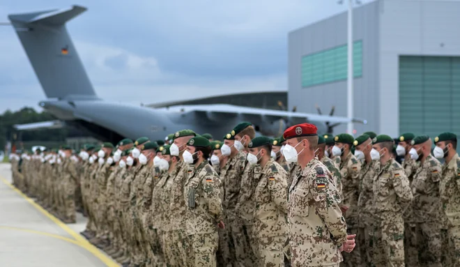 Vojaki nemške vojske ob vrnitvi iz Afganistana. FOTO: Hauke-Christian Dittrich/Reuters
