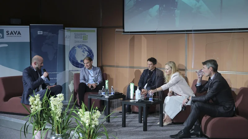 Fotografija: Kako doseči večjo dodano vrednost? Odgovor je ponudil 2. panel konference. FOTO: Jože Suhadolnik/Delo