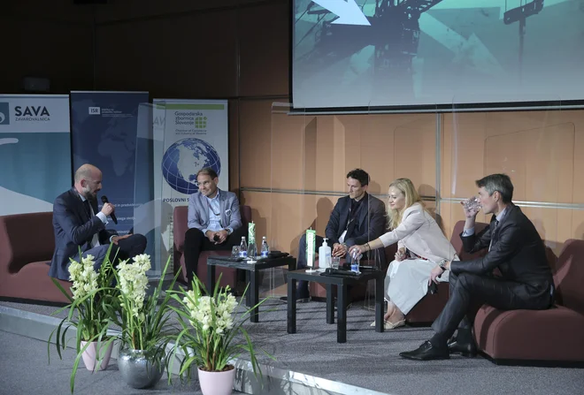 Kako doseči večjo dodano vrednost? Odgovor je ponudil 2. panel konference. FOTO: Jože Suhadolnik/Delo
