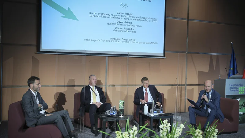 Fotografija: Domen Prašnikar, direktor družbe Valior, Davor Jakulin, generalni direktor podjetja ATech, Zoran Stančič, izredni svetovalec na generalnem direktoratu Evropske komisije za komunikacijska omrežja, vsebine in tehnologijo (DG CNECT), ter moderator, Gregor Umek, vodja projekta Digitalno središče Slovenije – Tehnologija za ljudi (MGRT). FOTO: Jože Suhadolnik/Delo