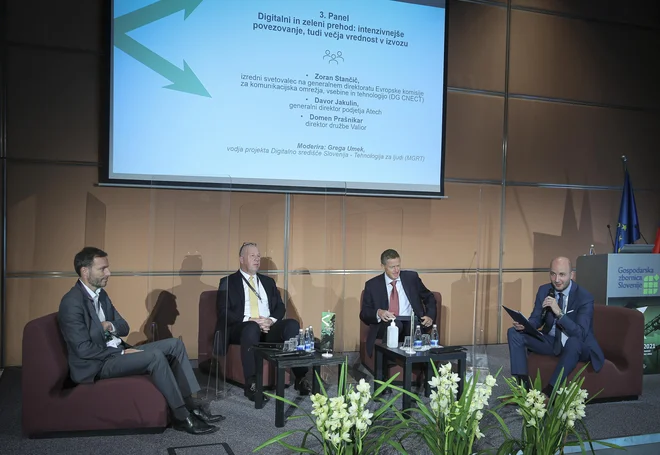 Domen Prašnikar, direktor družbe Valior, Davor Jakulin, generalni direktor podjetja ATech, Zoran Stančič, izredni svetovalec na generalnem direktoratu Evropske komisije za komunikacijska omrežja, vsebine in tehnologijo (DG CNECT), ter moderator, Gregor Umek, vodja projekta Digitalno središče Slovenije &ndash; Tehnologija za ljudi (MGRT). FOTO: Jože Suhadolnik/Delo