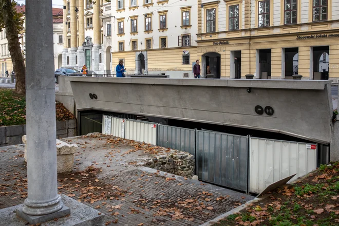 Prehod med parkom Zvezda in Plečnikovim trgom pred Maximarketom je zaradi obnovitvenih del zaprt že od lanske pomladi. FOTO: Voranc Vogel /Delo