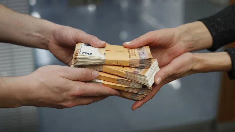 Fotografija: Od začetka epidemije lani marca je država z različnimi protikoronskimi ukrepi namenila 4,7 milijarde evrov. FOTO: Leon Vidic/Delo