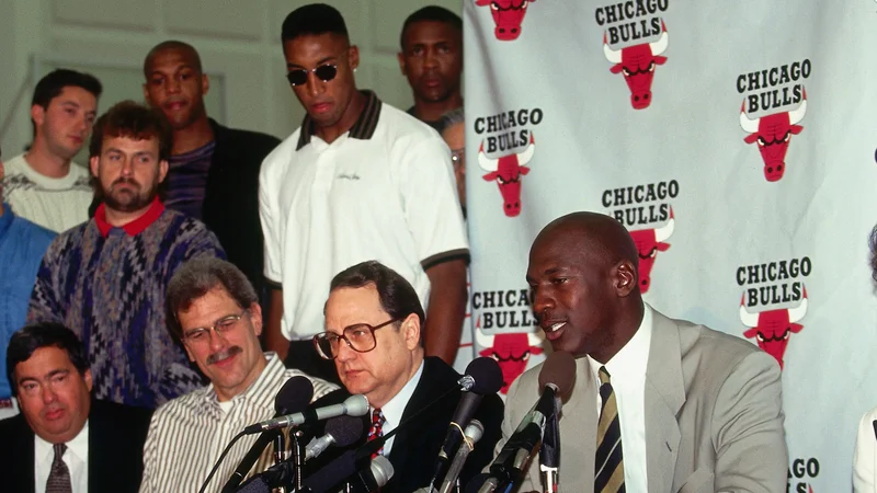 Fotografija: Michael Jordan, Chicagov lastnik Jerry Reinsdorf, trener Phil Jackson in glavni menedžer kluba Jerry Krause (z desne) na razvpiti novinarski konferenci, za njimi Scottie Pippen. FOTO: Reuters