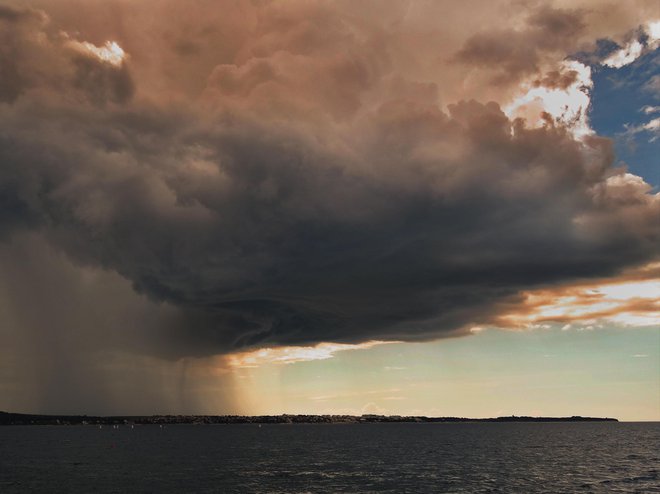 Podnebne spremembe vplivajo na močnejše nevihte in padavine, kot smo jih bili vajeni v preteklosti. FOTO: Tihomir Makovec