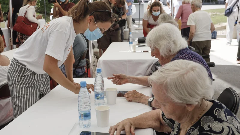 Fotografija: Starejši si želijo predvsem uporabnega znanja. Foto Jože Suhadolnik