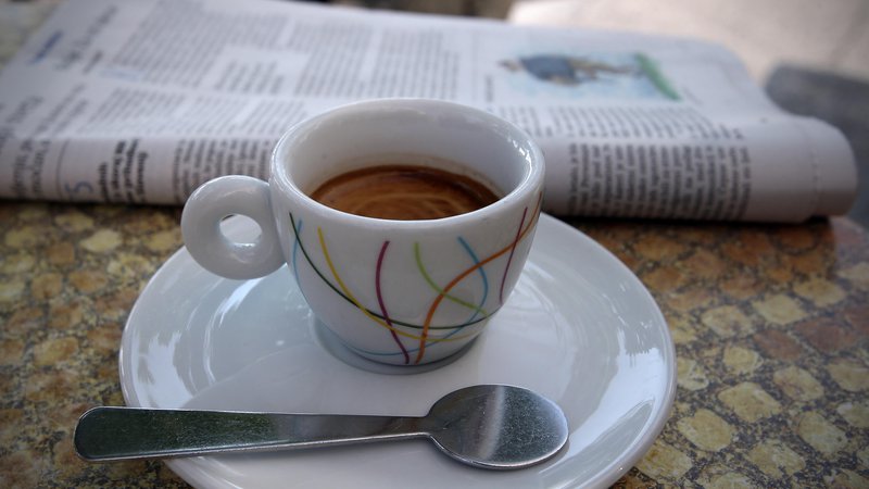 Fotografija: Iti na kavo dejansko pomeni več kot samo srkanje te omamne tekočine. FOTO: Blaž Samec/Delo