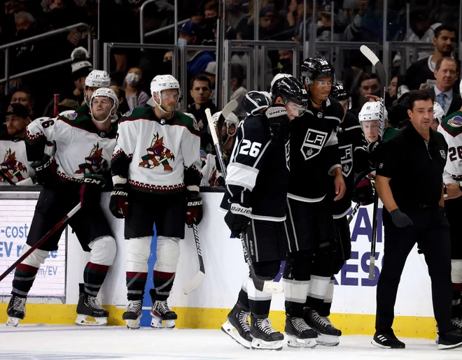Sean Walker (št. 26) in Trevor Moore sta priskočila na pomoč nesrečnemu Quintonu Byfieldu (na fotografiji v sredini) v dvorani Staples Center. FOTO:&nbsp;Harry How/AFP