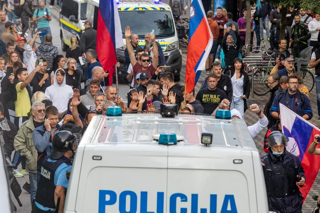 Policisti še naprej zbirajo obvestila o dogodku v smislu odkrivanja vseh kaznivih ravnanj, prav tako obravnavajo več kaznivih dejanj poškodovanj tuje stvari. FOTO: Voranc Vogel/Delo