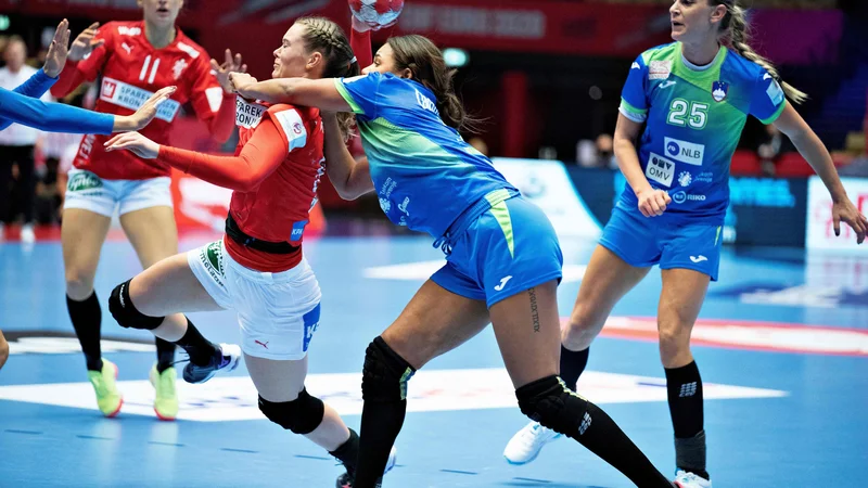 Fotografija: Elisabeth Omoregie (v modrem dresu) med nastopom na lanskem EP. FOTO: Henning Bagger/AFP