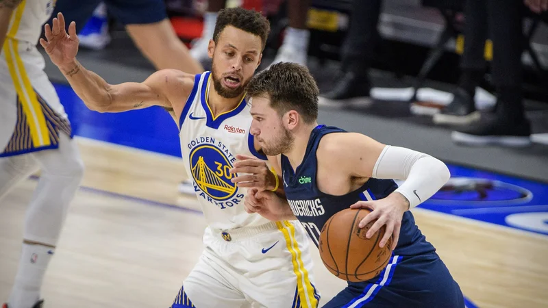 Fotografija: Luka Dončić ob Stephenu Curryju, ki so ga anketiranci uvrstili v najboljšo peterko. FOTO: Jerome Miron/USA Today Sports