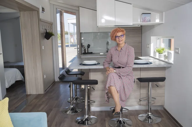 Z Marto Kelvišar, direktorico Adria Doma, ki je eden največjih zaposlovalcev v Beli krajini, smo se pogovarjali v eni izmed razstavljenih mobilnih hiš ter se ob tem počutili prijetno kot doma. FOTO: Leon Vidic/Delo<br />