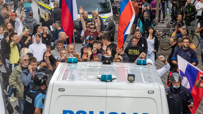 Fotografija: Na policijo letijo kritike, da je v torek na protestih pretiravala z uporabo sile. FOTO: Voranc Vogel/Delo
