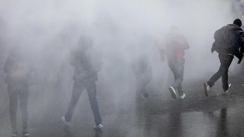 Fotografija: Mestne ulice je zapolnil solzivec. FOTO: Voranc Vogel/Delo
