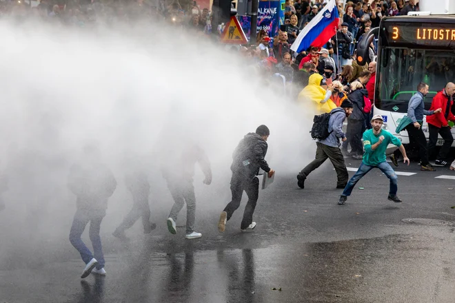 Vodni top se je večkrat aktiviral. FOTO: Voranc Vogel/Delo
