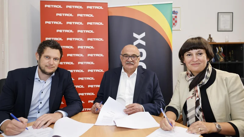 Fotografija: Nada Drobne Popović, predsednica uprave družbe Petrol, Ljubljana, Matija Bitenc, član uprave družbe Petrol, Ljubljana in Ivan Čermak, lastnik in ustanovitelj družbe Crodux Derivati Dva. FOTO: Petrol