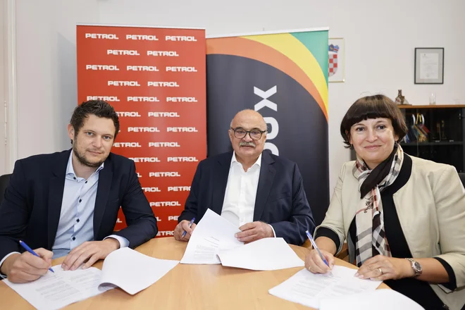 Nada Drobne Popović, predsednica uprave družbe Petrol, Ljubljana, Matija Bitenc, član uprave družbe Petrol, Ljubljana in Ivan Čermak, lastnik in ustanovitelj družbe Crodux Derivati Dva. FOTO: Petrol