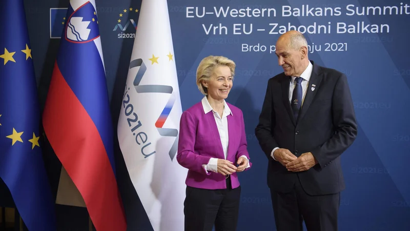 Predsednica evropske komisije Ursula von der Leyen in premier Janez Janša.&nbsp;FOTO: Jure Makovec/AFP
