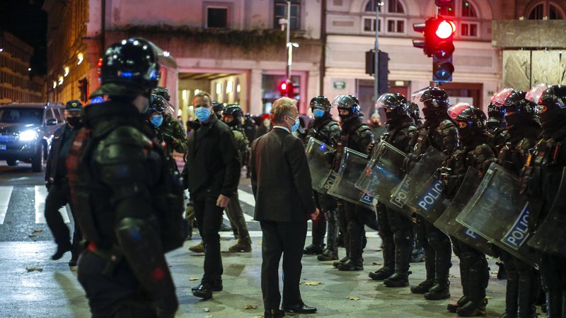 Fotografija: Aleš Hojs je pohvalil ukrepe policije, posebej v teh dveh dneh, ko je vlada aktivirala 9. člen zakona o nalogah in pooblastilih policije  (na fotografiji na enem minulih protestov v Ljubljani). FOTO: Matej Družnik/Delo