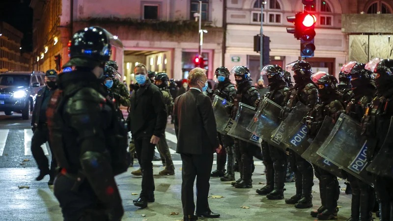 Fotografija: Aleš Hojs je pohvalil ukrepe policije, posebej v teh dveh dneh, ko je vlada aktivirala 9. člen zakona o nalogah in pooblastilih policije (na fotografiji na enem minulih protestov v Ljubljani). FOTO: Matej Družnik/Delo