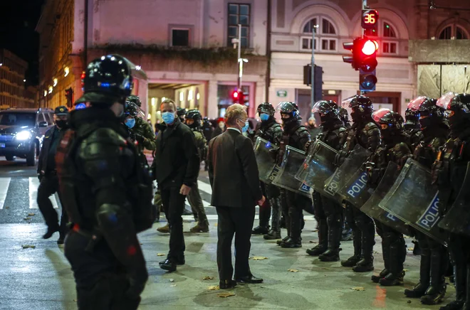 Aleš Hojs je pohvalil ukrepe policije, posebej v teh dveh dneh, ko je&nbsp;vlada aktivirala 9. člen zakona o nalogah in pooblastilih policije&nbsp; (na fotografiji na enem minulih protestov v Ljubljani). FOTO: Matej Družnik/Delo