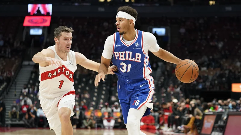 Fotografija: Goran Dragić (levo) se je na pripravljalni tekmi s Philadelphio že predstavil v novem dresu s številko 1 in dosegel osem točk.
FOTO: John E. Sokolowski/USA Today Sports