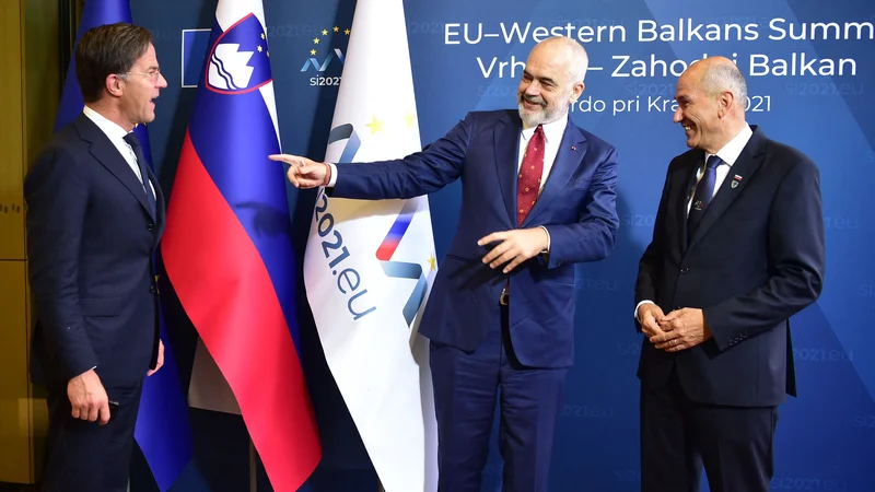 Fotografija: Nizozemski premier Mark Rutte med pozdravom z albanskim premierom Edijem Ramo in slovenskim gostiteljem Janezom Janšo. FOTO: Jure Makovec/Afp