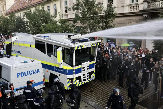 Opozicija je zaradi torkovega odziva policije vlado&nbsp;Janeza Janše vnovič pozvala k odstopu, ne izkjučuje niti interpelacije zoper notranjega ministra&nbsp;Aleša Hojsa. FOTO:&nbsp;Voranc Vogel/Delo