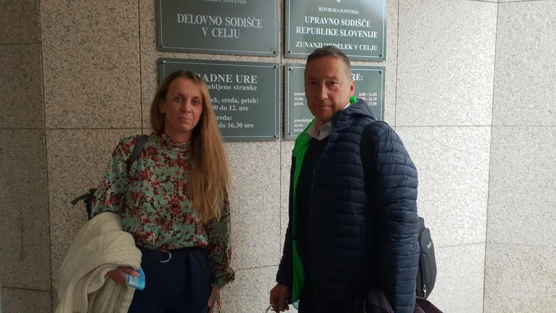 Vesna Lavrič, z njo je odvetnik Igor Inkret, pravi, da nujno potrebuje službo in da še vedno lahko dela v celjski bolnišnici. FOTO: Špela Kuralt/Delo