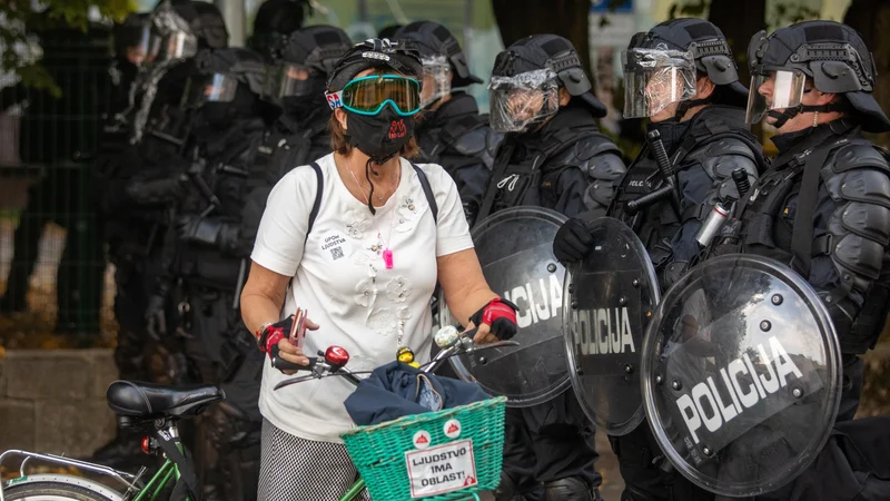 Fotografija: Sindikat izpostavlja tudi vprašanje, ali je vodstvo Policije sploh ravnalo v skladu s taktiko in metodiko dela. FOTO: Voranc Vogel/Delo