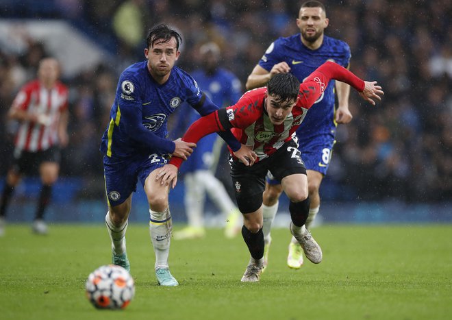 Veliki up Southamptona Tino Livramento blesti tudi v premier league, takole sta ga morala ustaviti dva nogometaša Chelseaja. FOTO: Paul Childs/Reuters