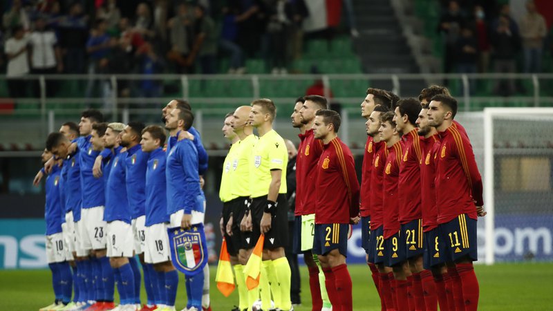 Fotografija: Tudi Italijani in Španci, ki so se sinoči merili v polfinalu lige narodov, si morajo šele zagotoviti prvo mesto v svoji skupini bitke za Katar. FOTO: Alessandro Garofalo/Reuters