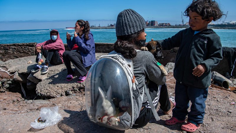 Fotografija: V čilskem mestu Iquique so si venezuelski migranti našli lokacijo, kjer bodo prenočili. Venezuelski migranti, ki so prečkali mejo iz Bolivije v Čile, iščejo zatočišče v puščavi, potem ko so na poti do Čila prečkali pet južnoameriških držav. FOTO: Martin Bernetti/Afp
 
