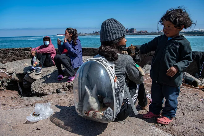V čilskem mestu Iquique so si venezuelski migranti našli lokacijo, kjer bodo prenočili. Venezuelski migranti, ki so prečkali mejo iz Bolivije v Čile, iščejo zatočišče v puščavi, potem ko so na poti do Čila prečkali pet južnoameriških držav. FOTO: Martin Bernetti/Afp<br />
