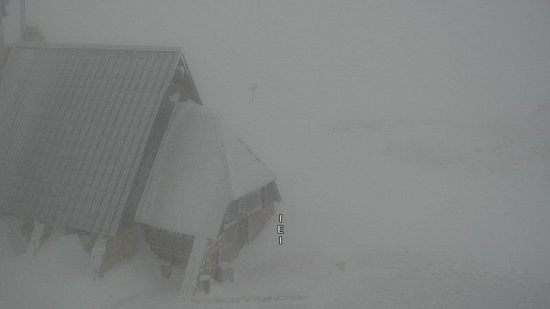 Fotografija: V gorah so razmere že zimske. Tudi na Kredarici, kjer je zapadlo že 40 centrimetrov snega. FOTO: Arso