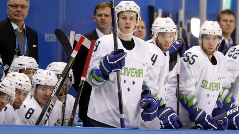 Fotografija: Slovenski hokejisti so nazadnje nastopili na OI v Južni Koreji, februarja 2018, takrat jih je vodil selektor Kari Savolainen (levo). FOTO: Matej Družnik/Delo