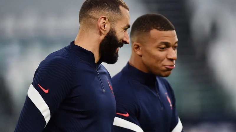 Fotografija: Kylian Mbappe in Karim Benzema med treningom v Torinu, kjer Francoze v četrtek zvečer čaka tekma polfinala lige narodov z Belgijo. FOTO: Massimo Pinca/Reuters