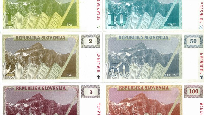 Fotografija: Tolarski boni pastelnih barv s podobo Triglava, natisnjeni v celjskem Cetisu in dani v obtok takoj po izteku trimesečnega brionskega moratorija, so simbolizirali slovensko suverenost in nove čase. Foto Bojan Štefančič