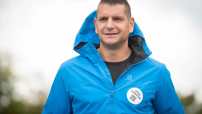 Fotografija: Zoran Stevanović je danes za krajši čas že zapustil policijske prostore, saj je bil navzoč ob hišni preiskavi. FOTO: Jure Makovec/AFP
