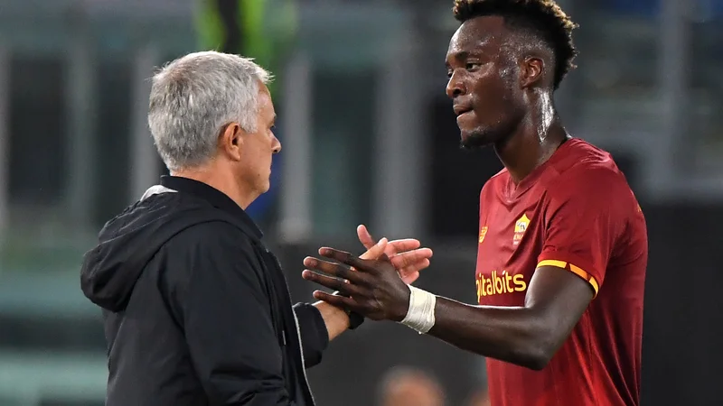 Fotografija: Tammy Abraham (desno) uživa v majici Rome, veseli ga delo z Josejem Mourinhem. FOTO: Alberto Lingria/Reuters