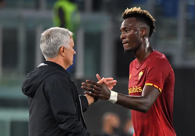 Tammy Abraham (desno) uživa v majici Rome, veseli ga delo z Josejem Mourinhem. FOTO: Alberto Lingria/Reuters