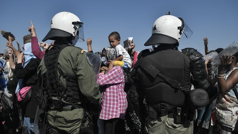 Fotografija: Več evropskih medijev je objavilo posnetke o nezakonitih postopkih in nasilju policistov do migrantov v Grčiji in na Hrvaškem. FOTO: Louisa Gouliamaki/AFP