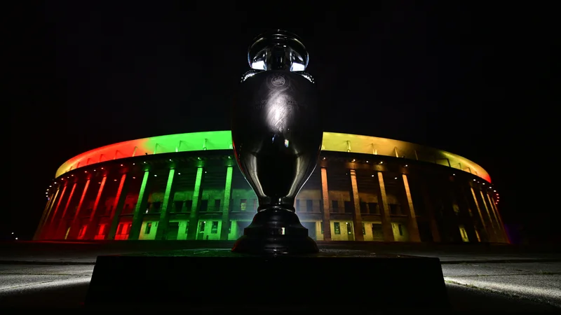 Fotografija: Berlinski olimpijski štadion in pokal, ki ga je na letošnjem prvem panevropskem prvenstvu v Londonu osvojila Italija. FOTO: John Macdougall/AFP