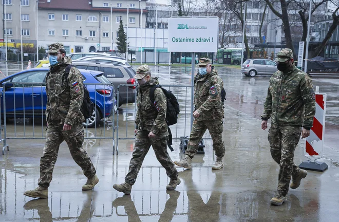 Krizne dodatke je v obeh obdobjih razglašene epidemije prejelo 97,3 odstotka vojakov, v skupni vrednosti 23,7 milijona bruto.<br />
Foto Jože Suhadolnik
