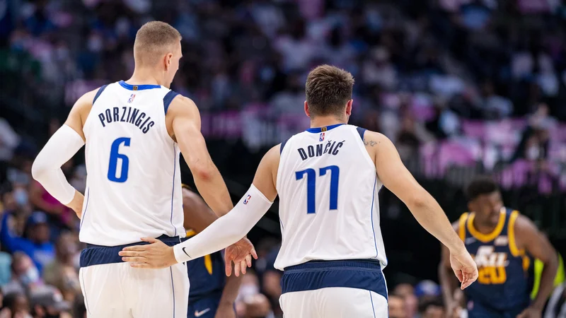 Fotografija: Luka Dončić je v pričakovanju začetka novega prvenstva spodbujal Kristapsa Porzingisa. FOTO: Jerome Miron/USA Today Sports